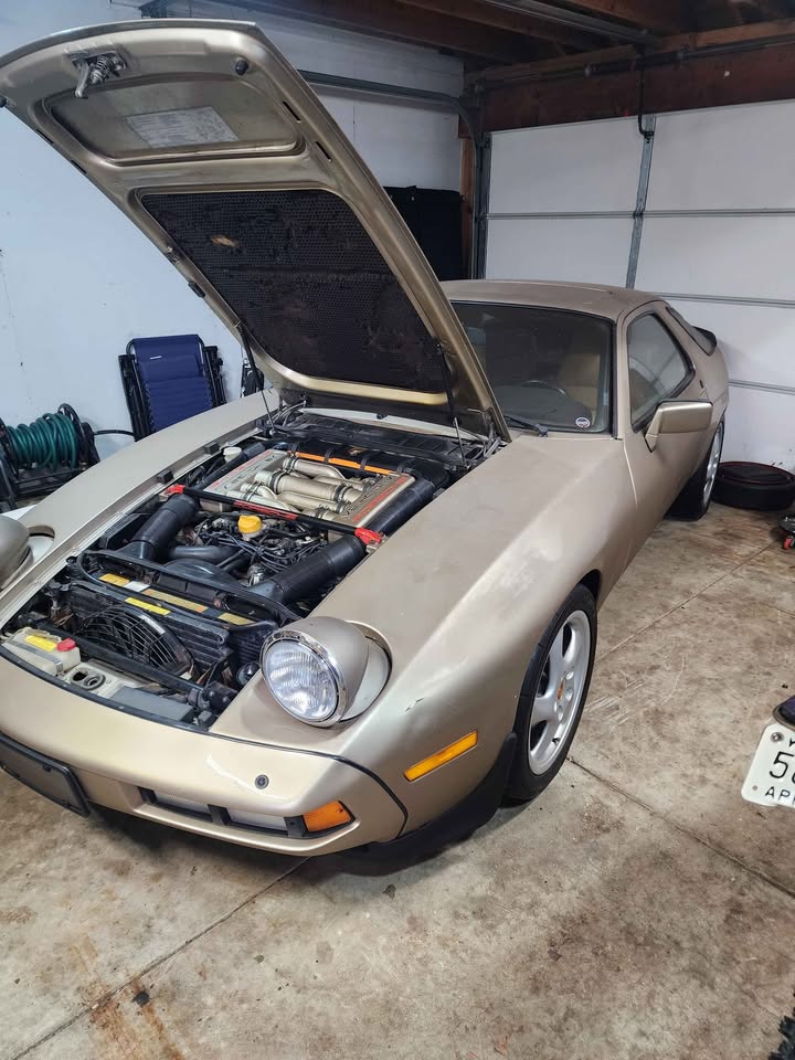 Gold 1985 Porsche 928 manual coupe For Sale